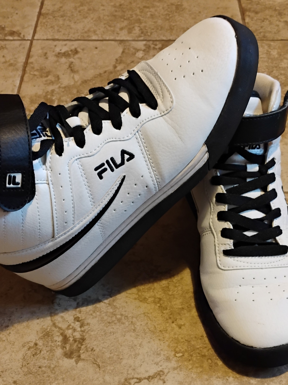 FILA Men's White & Black Low-Top Sneaker
